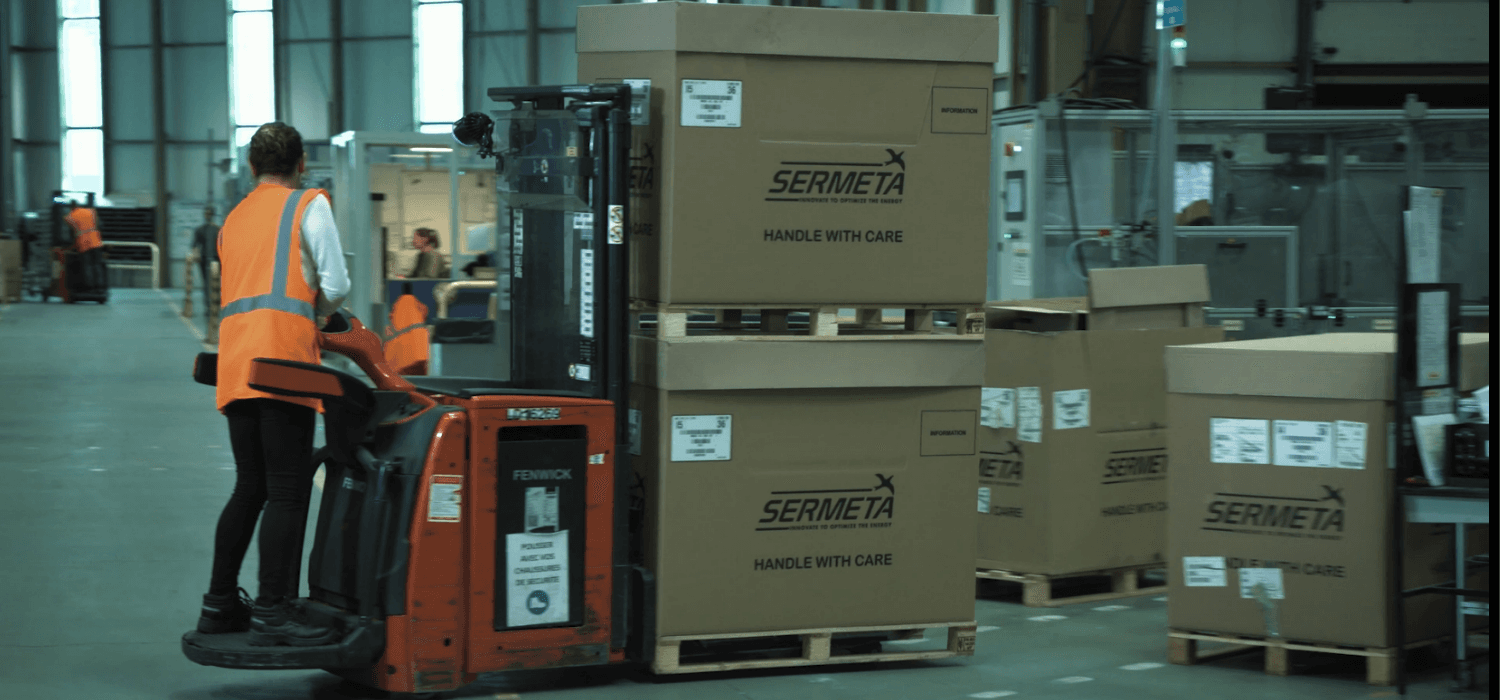 Cariste en logistique industrielle assurant l’approvisionnement et le stockage des marchandises